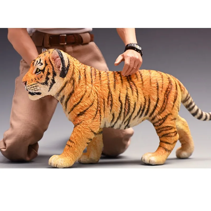 JXK 1/6 Urocza Figurka Małego Tygrysa Ręcznie Robiona z Żywicy Model Zwierzęcia Pasujący do Zabawek 12-calowych Dekoracja Biurka Kolekcjonerska