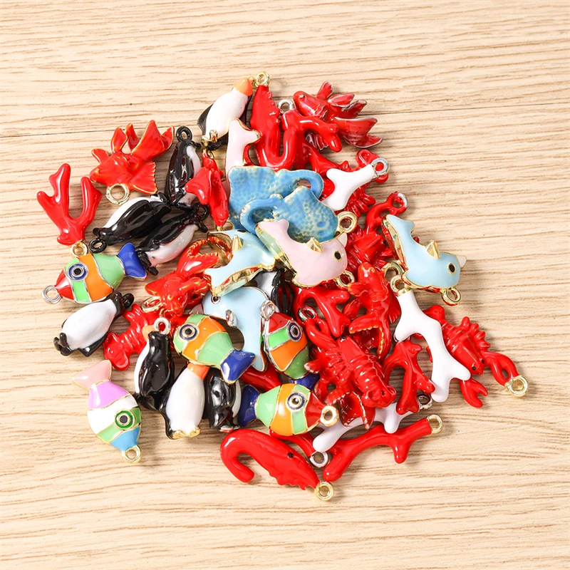 5 Stück niedliche, gemischte Emaille-Anhänger mit Motiven von Meereslebewesen wie Fischen, Hummern und Korallen zum Basteln von Ohrringen, Anhängern, Halsketten, DIY-Bastelarbeiten und Schmuckaccessoires. – Detail 3