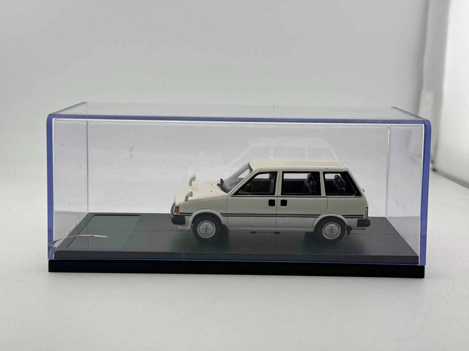 

Модель автомобиля Hi Story 1/43 Scale Prairie из смолы, без наклейки, без цветной маркировки, без номерной таблички, без инструкции.