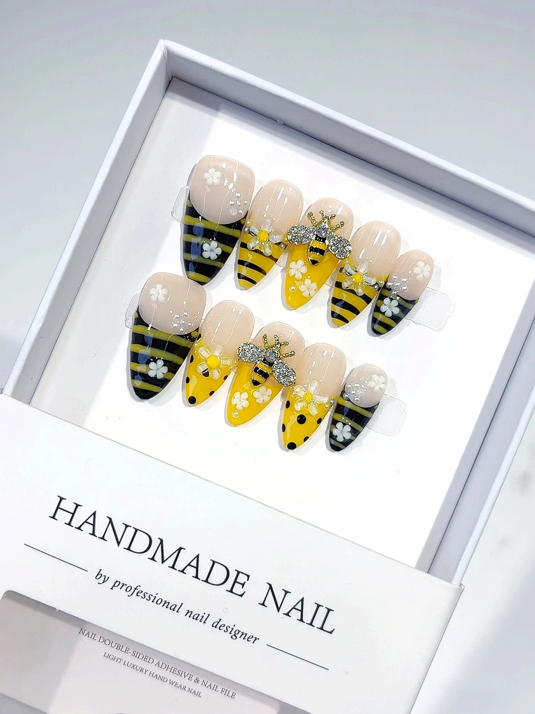 

Милый и стильный носимый дизайн ногтей Line Art Little Bee (D456)