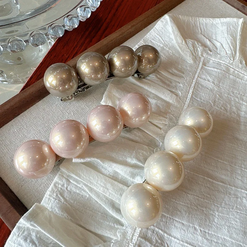 

Vintage Inspired Pearl Hair Clip Elegant One-Piece Spring Clip with Large Pearl Accent