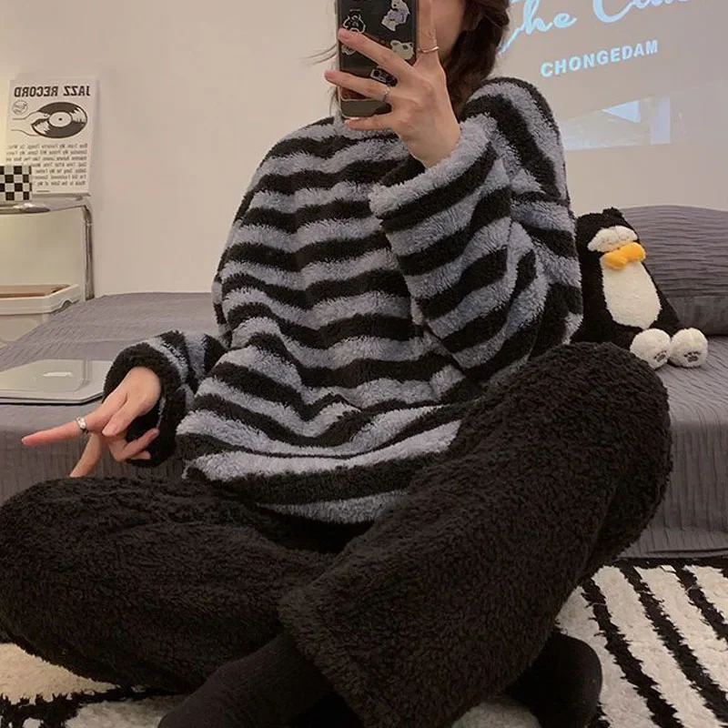 

2pcs/Set Women's Fall And Winter Pajamas Padded And Thickened Warm Coral Fleece Pajamas Facecloth Striped Homewear Set