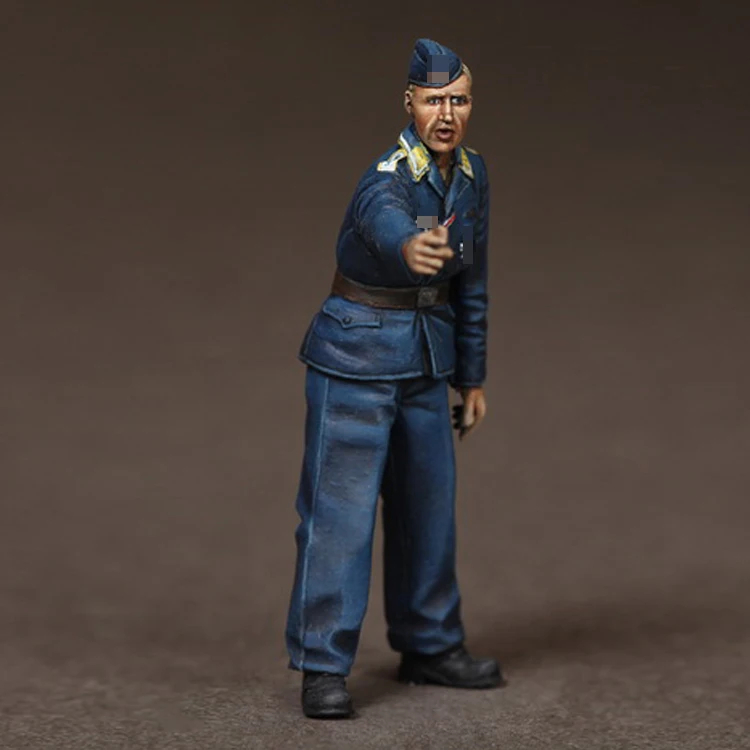 1/35 Feldwebel Fallschirmjager. 1939-1945, Resin Model Soldier GK,  WWII military theme, Unassembled and unpainted kit