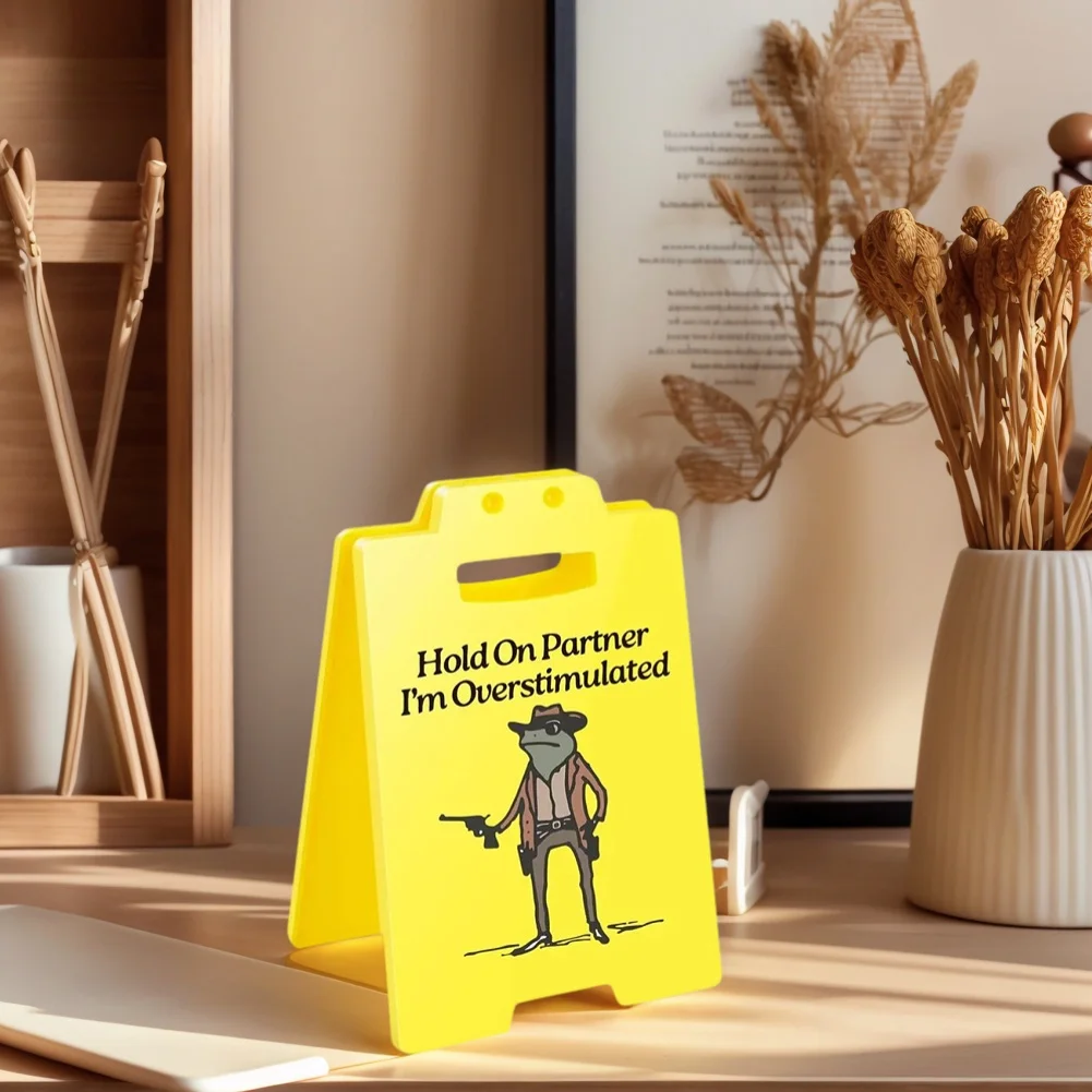 Hold On Partner I'm Overstimulated 面白いデスクサイン デスク装飾 オフィスデスクサイン オフィス装飾 オフィス用