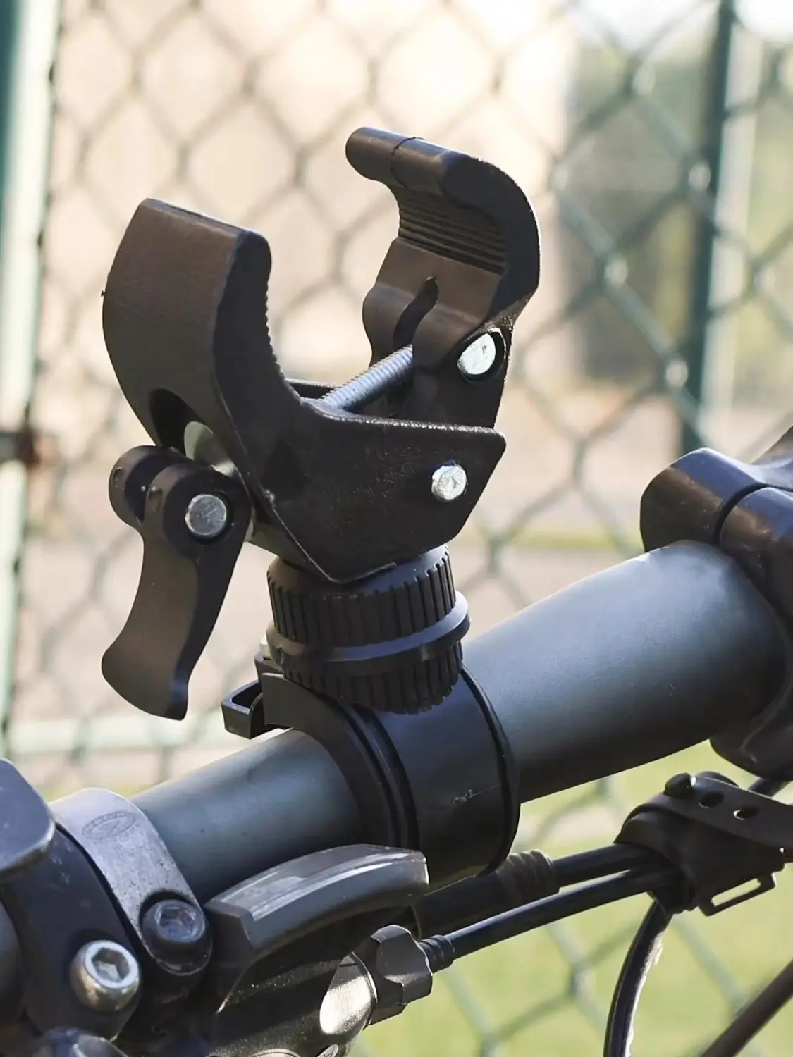 AliExpress NONE 360 degree rotating bicycle light bracket, road bicycle LED flashlight bracket, universal flashlight bracket headlight clip