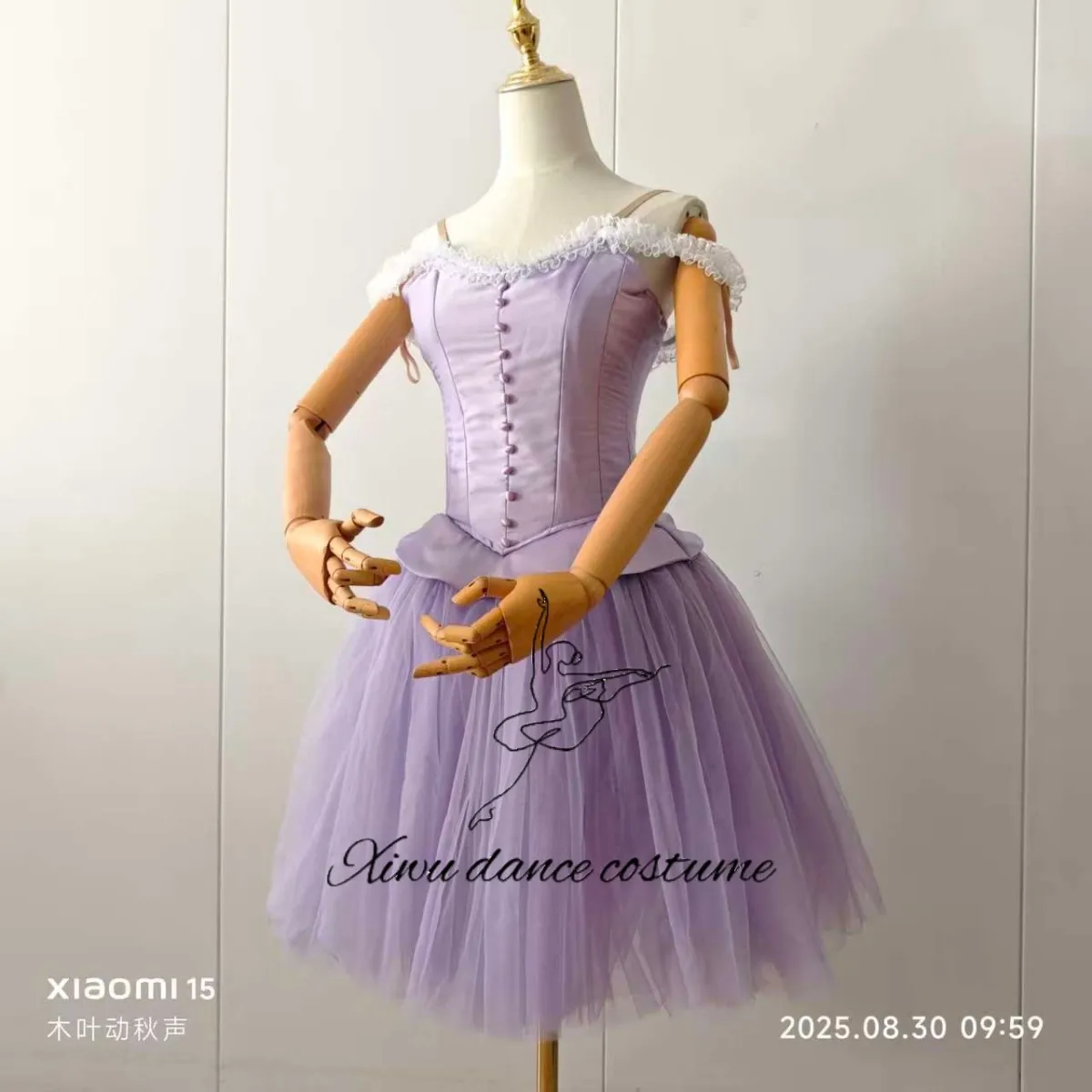   Pastelowa fioletowa sukienka baletowa z odkrytymi ramionami