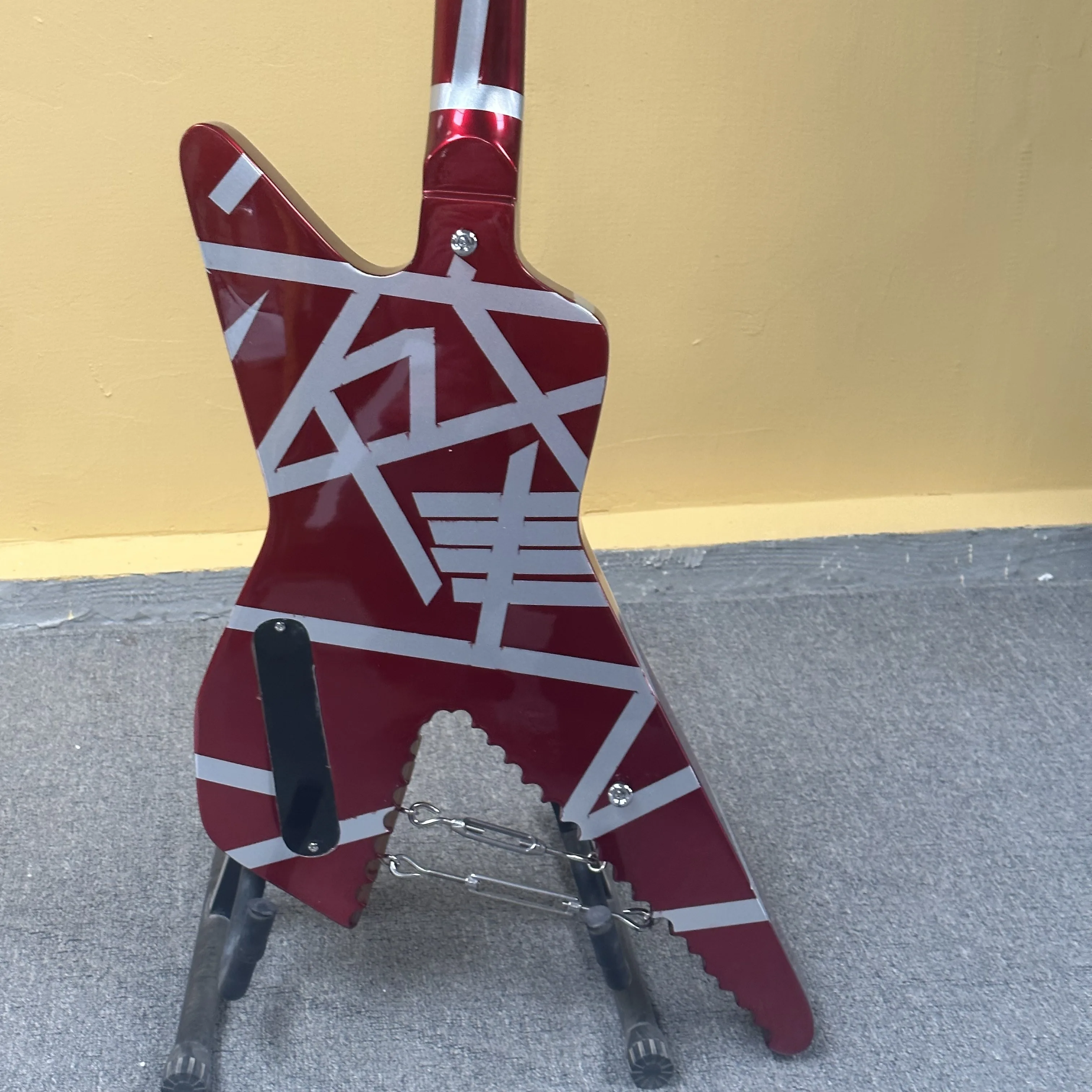 In stock High Quality Red and white striped electric guitar. Place an order and the guitar will be shipped immediately guitarra