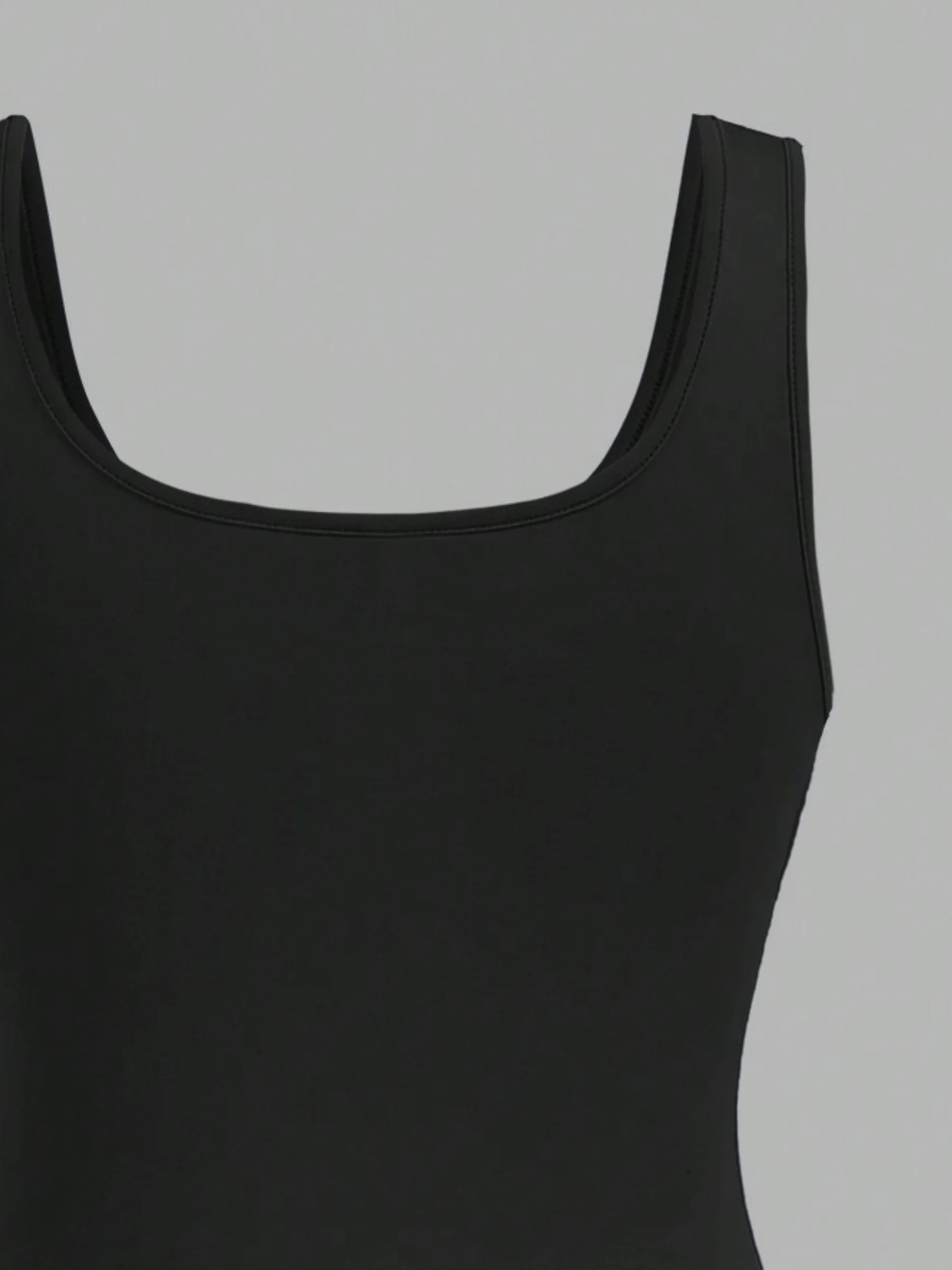 

Однотонный облегающий комплект из четырех предметов.