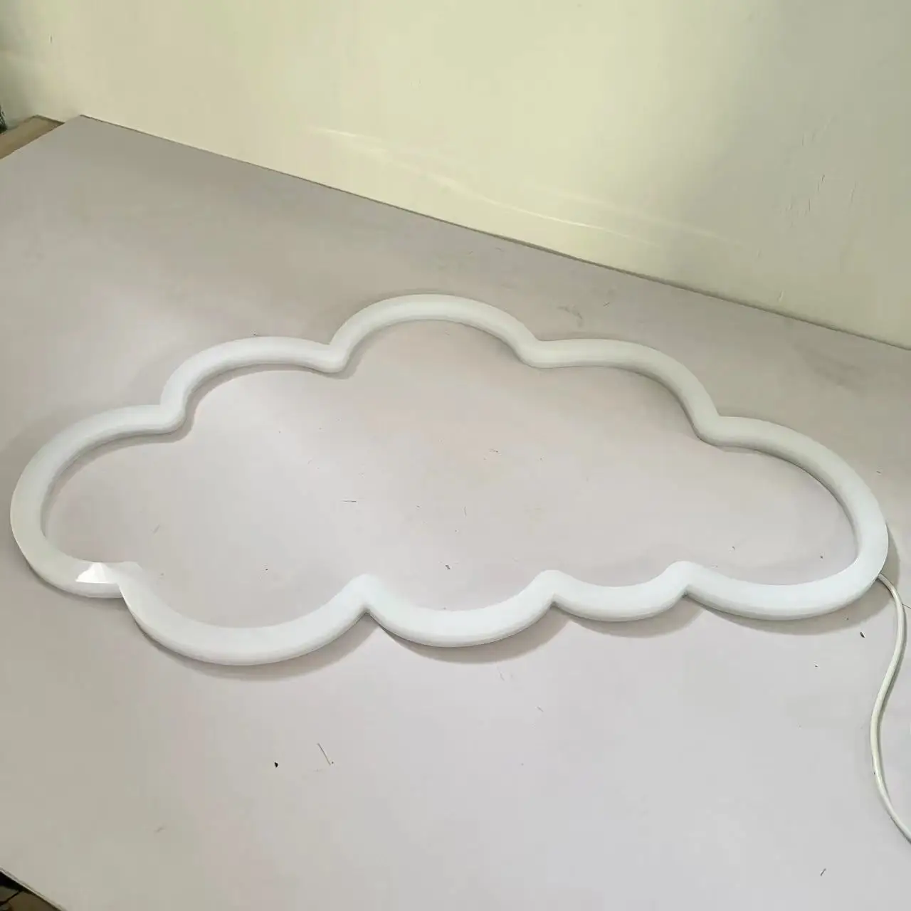 Cloud LED Neon Light acrilico Art Decor Sign per Halloween Christmas Window Display Ornament Indoor Bedroom Cafe Light Up Sign