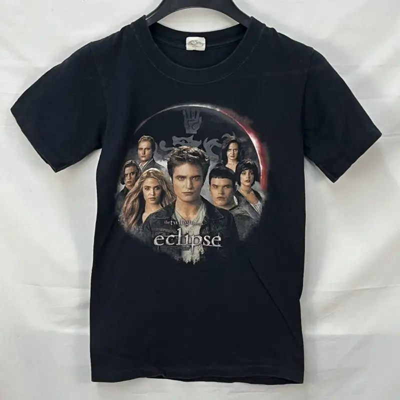 

АКЦИЯ ФУТБОЛКА THE TWILIGHT SAGA ECLIPSE 2010, РАЗМЕР S EDWARD CULLEN