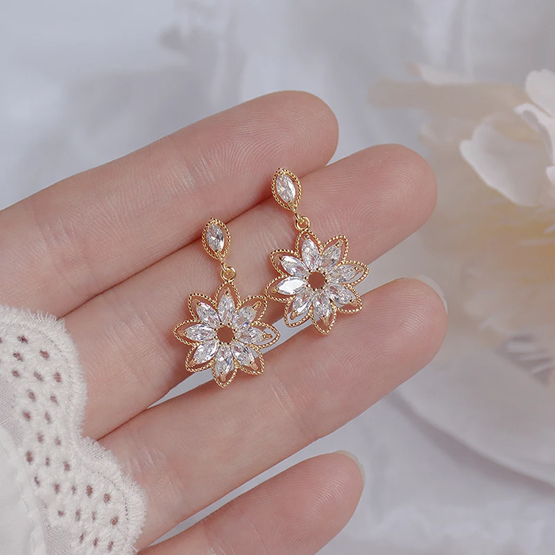 Pendientes de oro Real de 14K para mujer, aretes de flores coreanas delicadas, joyería ostentosa de circonita AAA, de encaje hueco, regalo de boda