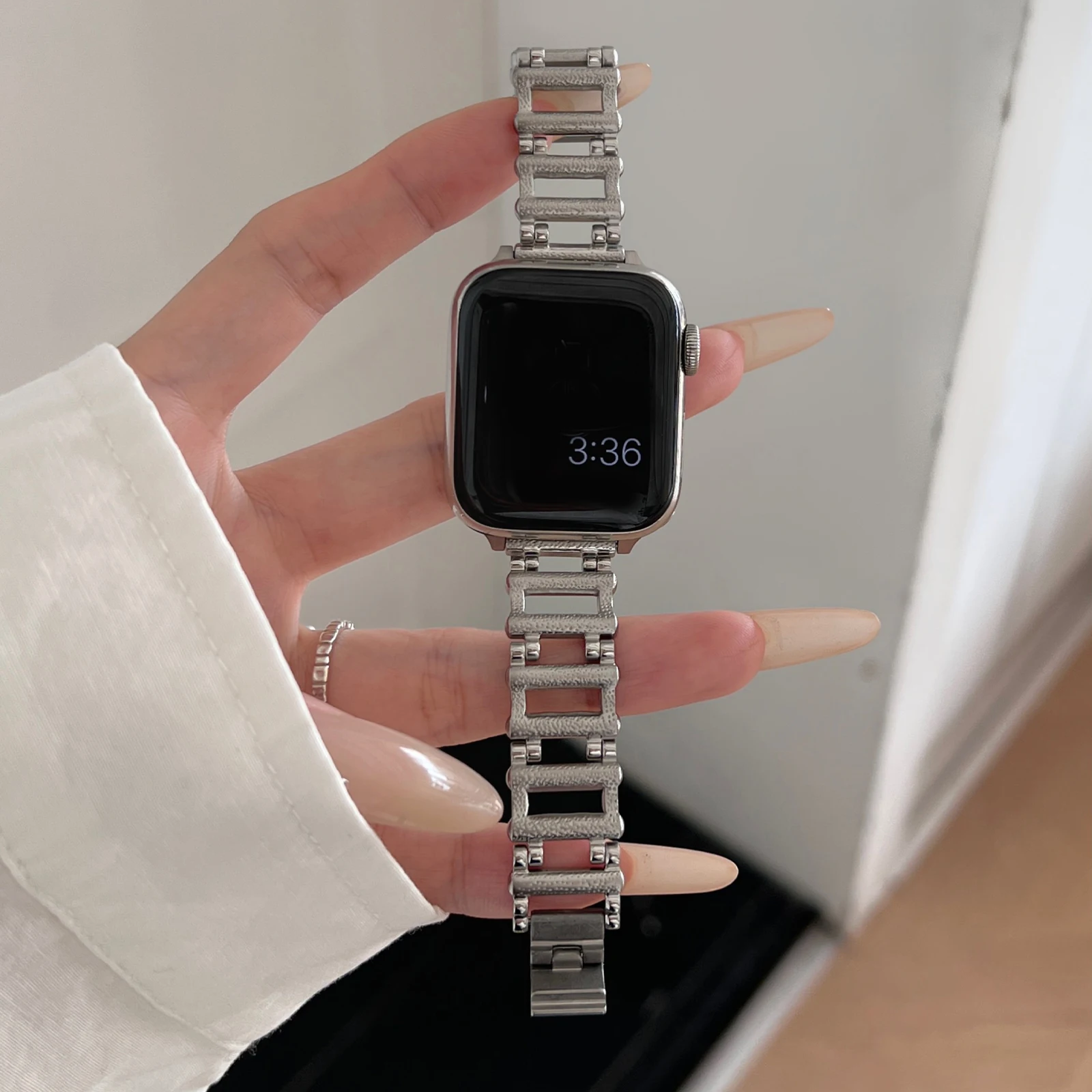 حزام معدني لسوار ساعة أبل للرجال والنساء من الفولاذ المقاوم للصدأ لساعة Iwatch 987654 SE Ultra40 41 44 45 مم خطوات مجوفة للمعصم