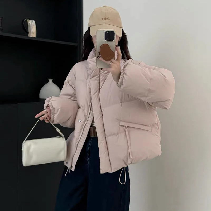 เสื้อแจ็คเก็ตคอตั้งสีลูกกวาดสำหรับผู้หญิง สไตล์ใหม่ฤดูหนาวปี 2025 น่ารักและอ่อนหวาน บุด้วยขนเป็ดขาว