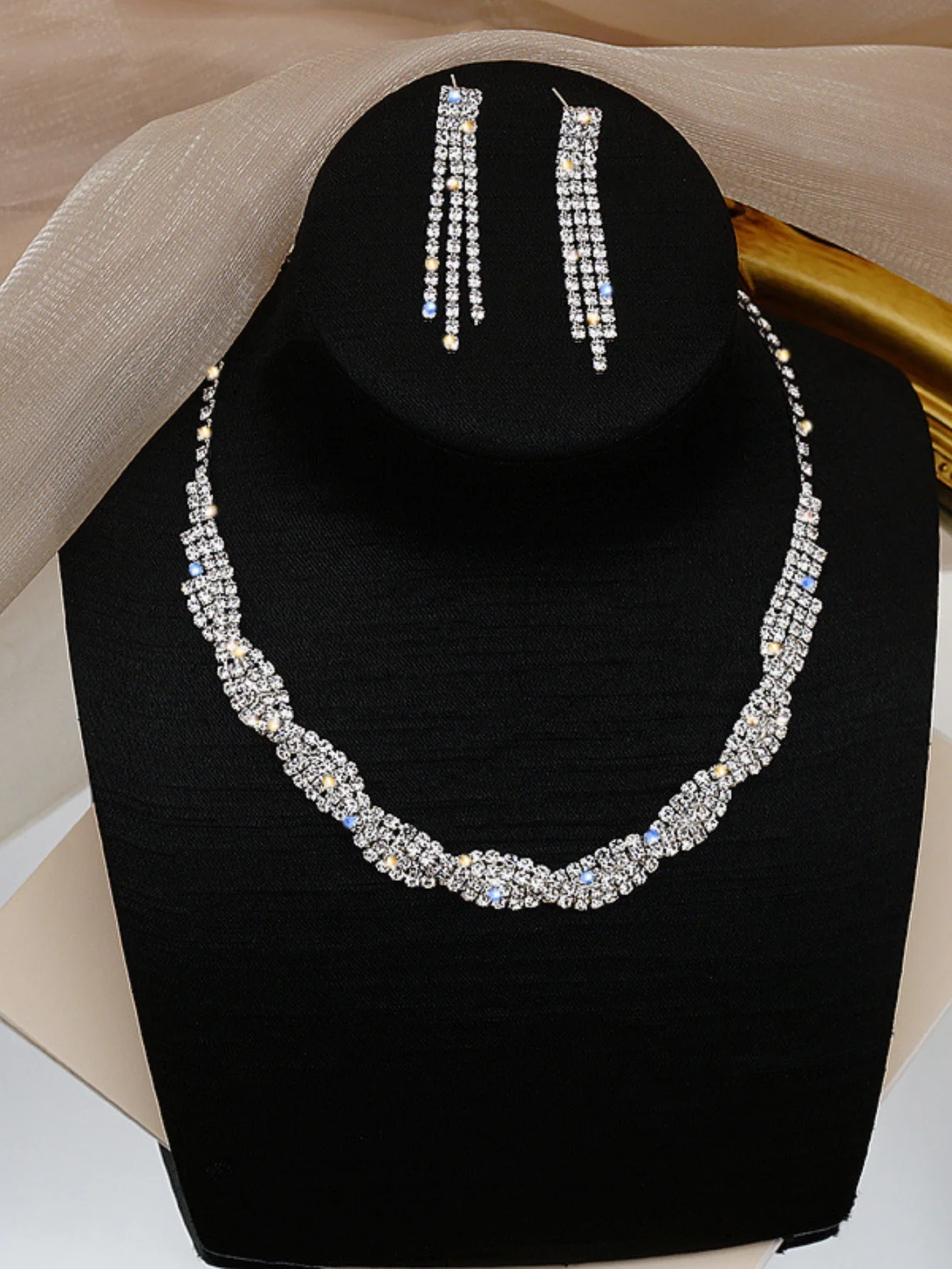 4-piece fashionable women\'s jewelry set with claw chains, rhinestones, necklaces, earrings, bracelets, gorgeous jewelry accessor