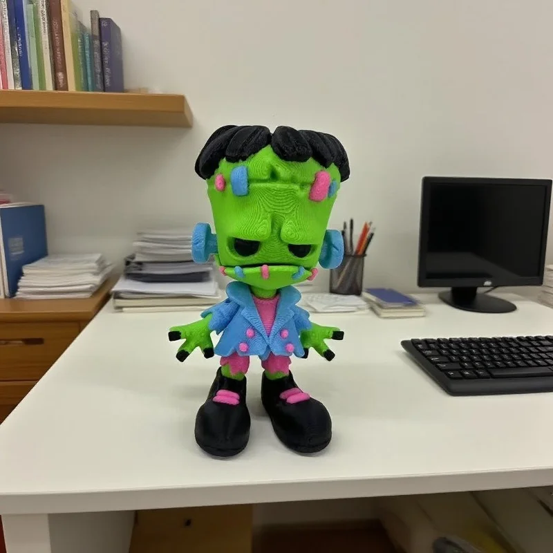 Muñeca de terror verde móvil con impresión 3D, globo ocular de actividad y piezas faciales extraña, decoración navideña para interiores y exteriores, accesorio de fiesta