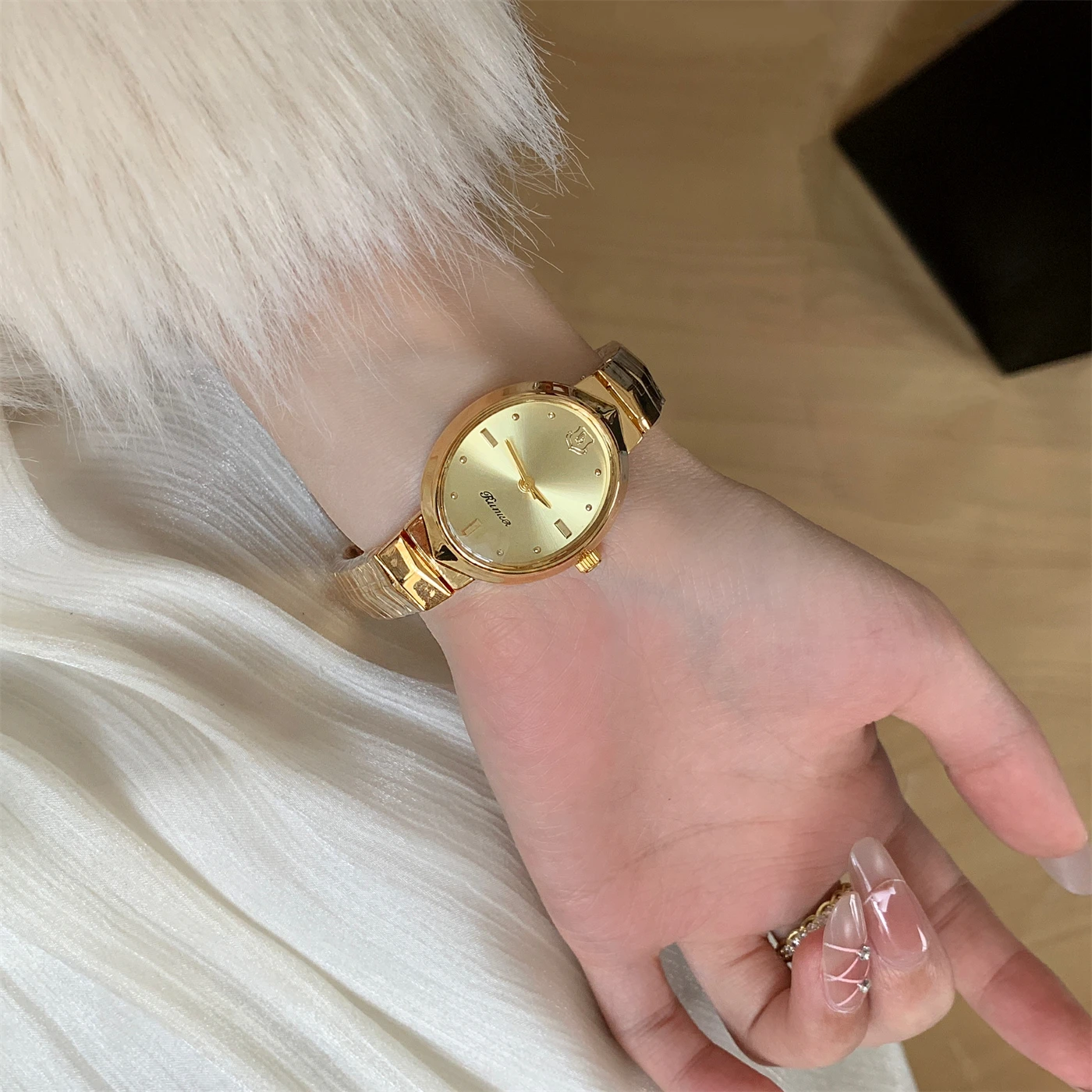 

Oval Saturn Antique Snake Bone Large Dial Watch Female ins Delicate Premium Gold Quartz Watch