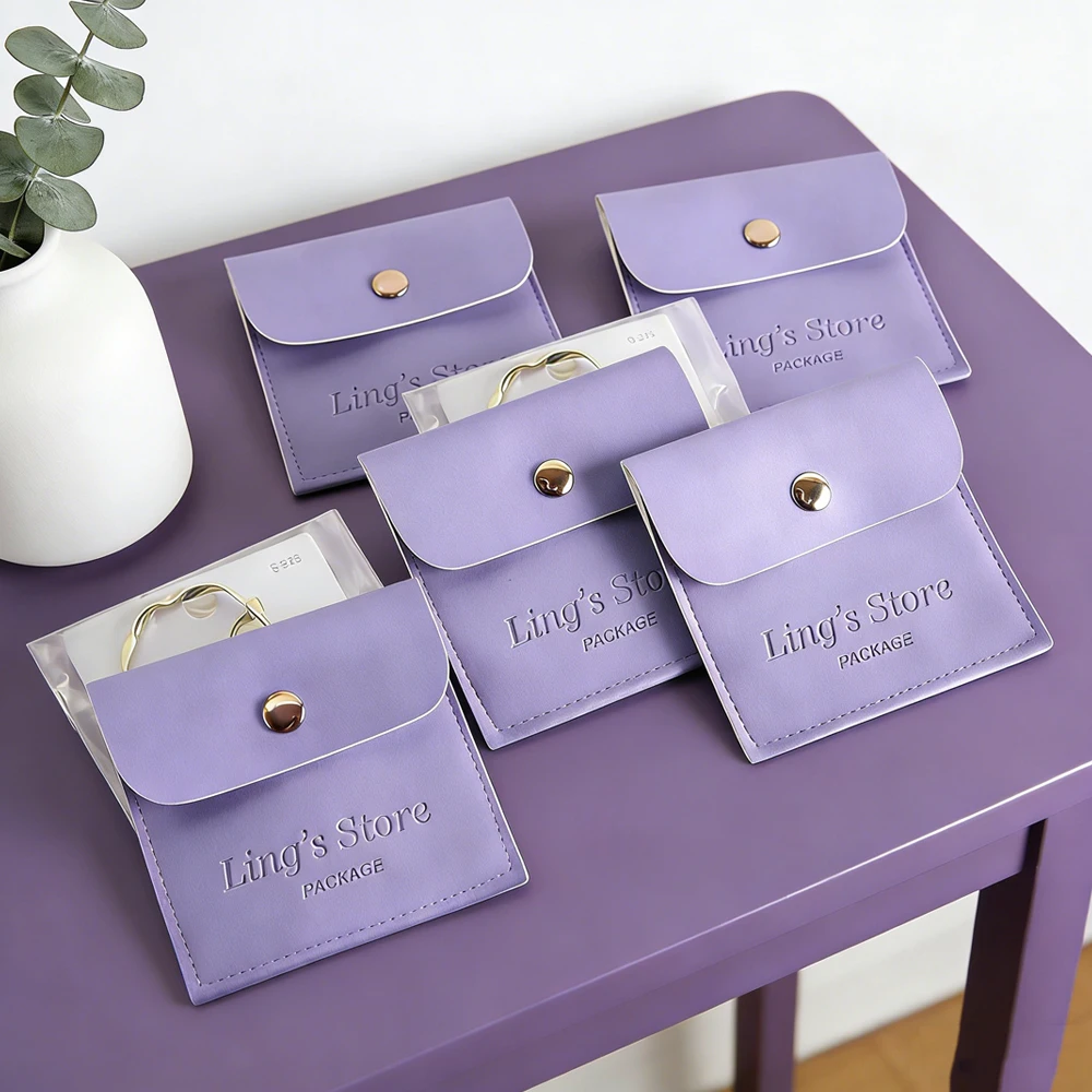 

50 шт. Фиолетовые кожаные мешочки из ПУ с индивидуальным логотипом, 8x8 см, для ювелирных изделий, с кнопкой-застежкой, для хранения украшений, дорожные, пылезащитные