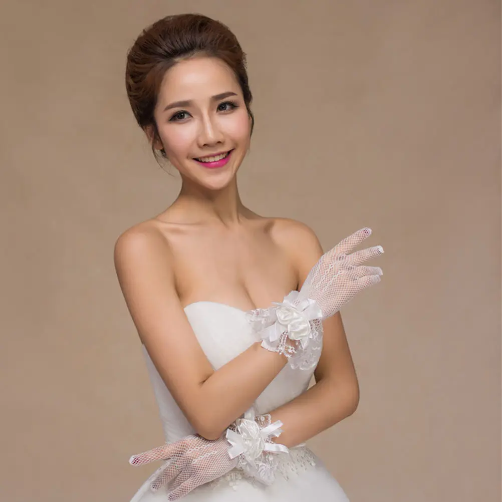 

1 пара свадебных перчаток, женственные кружевные перчатки из сетки с цветочным узором, эластичные, удобные, подходят для свадебного дня и фотосессии