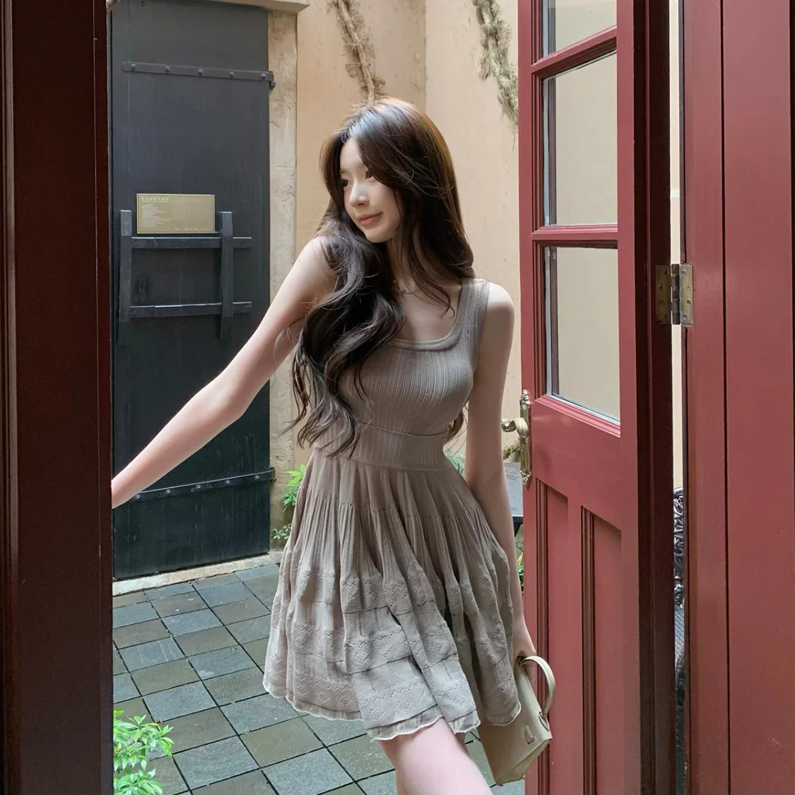 Novo verão vestido de malha feminino elegante plissado sem mangas elegante oco para fora em camadas a linha vestidos de festa robe