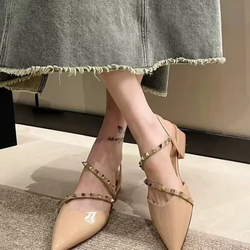 

Женские летние босоножки с заклепками и завернутым носком на блочном каблуке из лакированной кожи с острым носком и неглубоким носком, большие размеры, одинарные