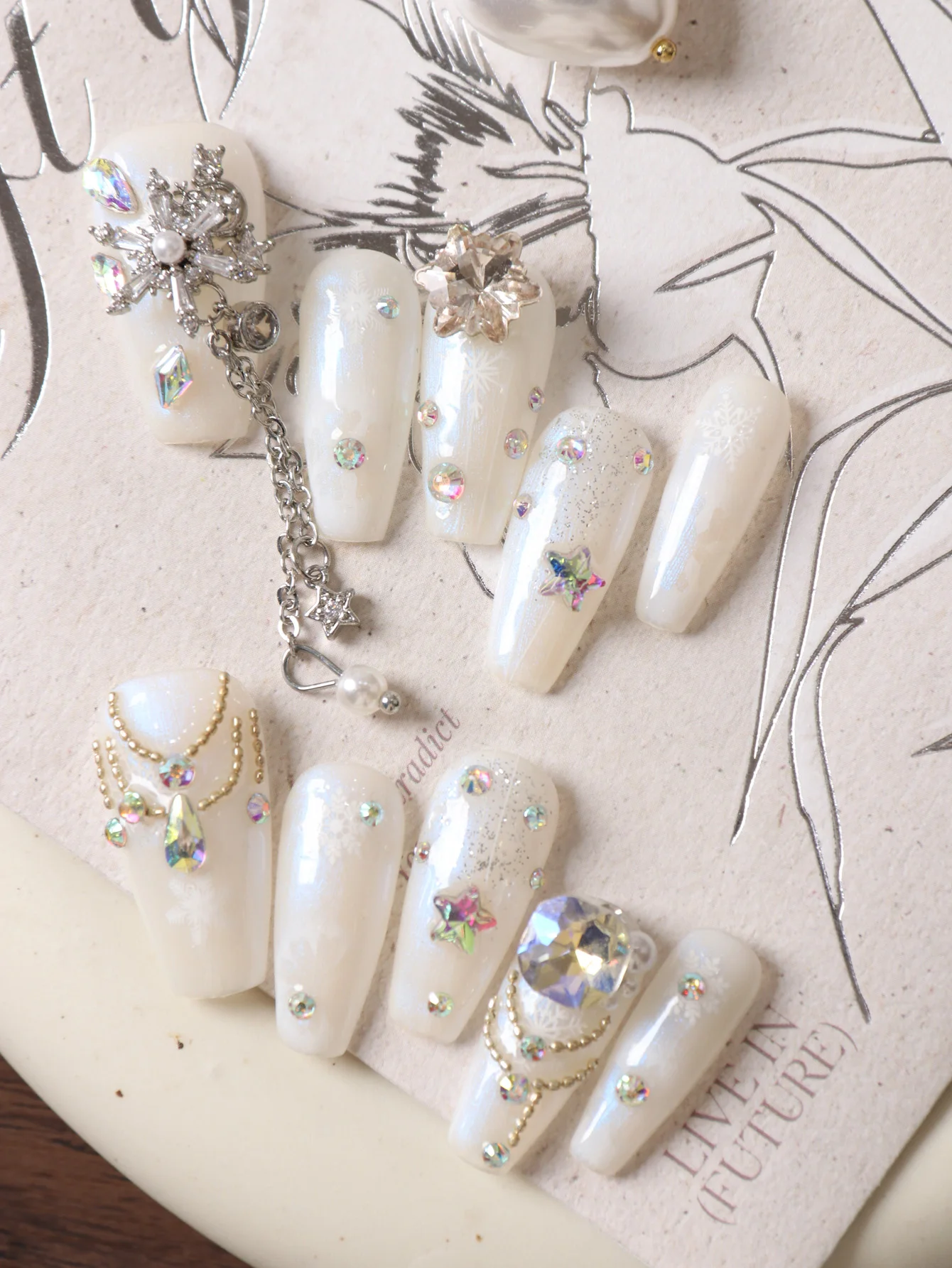 10 Stück Acryl Aufklebenägel in Weiß mit Glitzersteinchen, Inklusive 1 Blatt Klebestreifen & 1 Mini-Feile