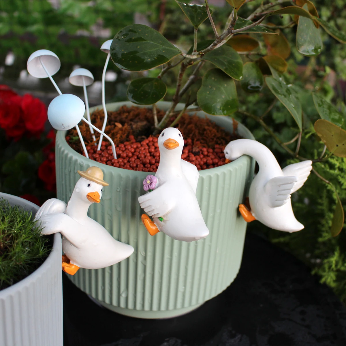 

3PCS Cute Duck Pot Hanger Set, Resin Duck Planter Climber Figurine for Outdoor Garden Patio Bonsai Home Decor Gift