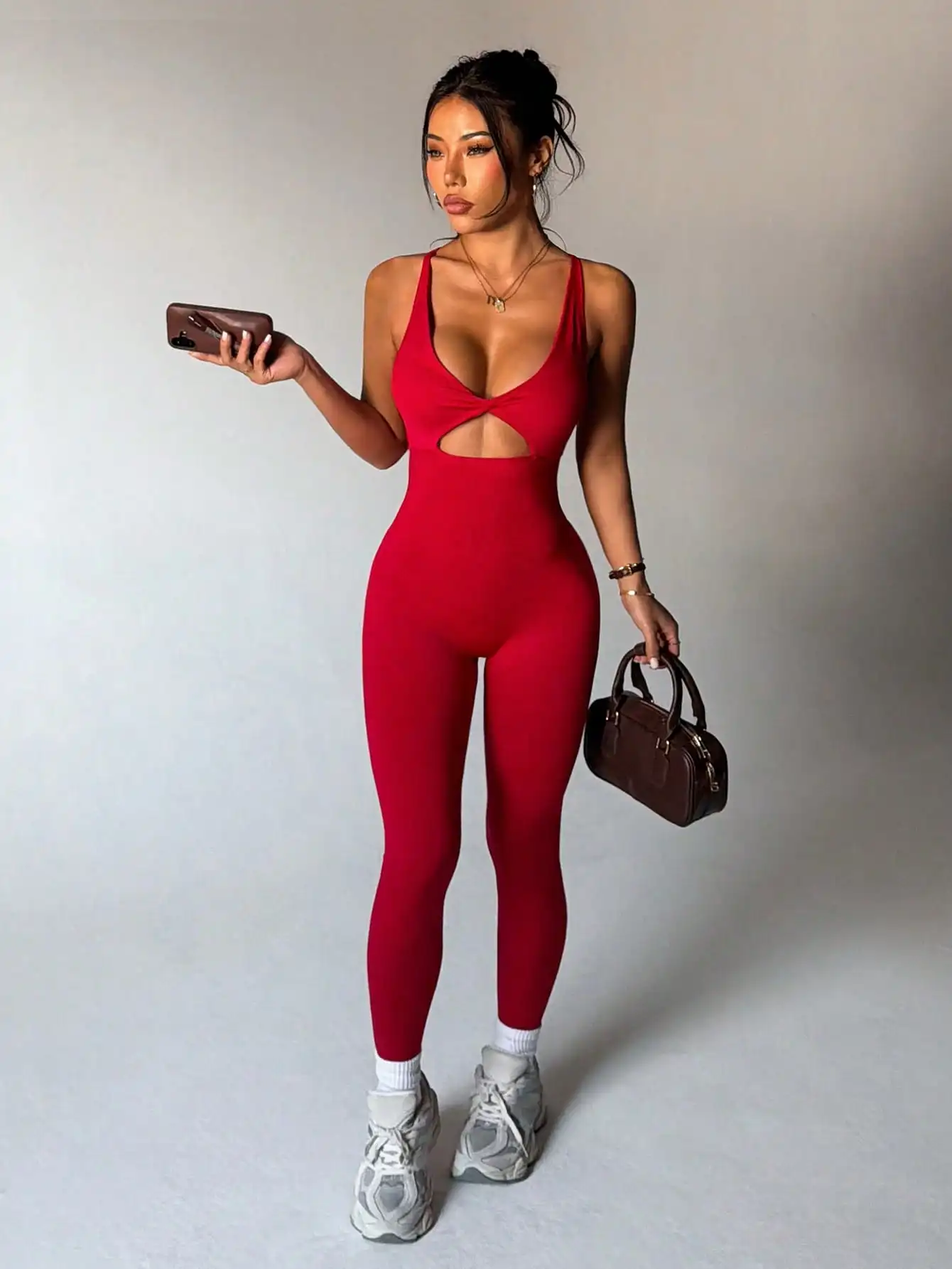 Roter Damen-Bodysuit, einteilig, mit gedrehtem Knoten vorne, offenem Rücken, Kreuzgurten, dehnbar, für Yoga, Fitness, Tanz, ärmellos. – Detail 2