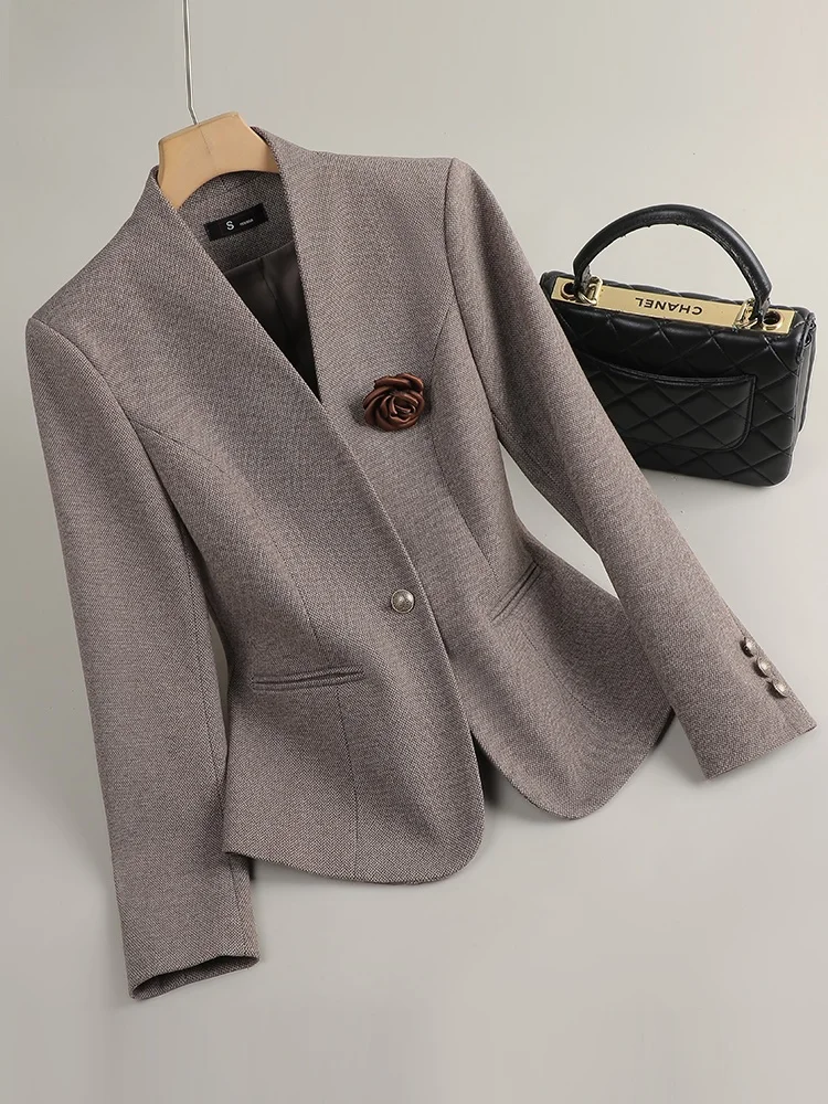 

Коричневый женский укороченный пиджак без воротника, приталенный, из полиэстера, с длинными рукавами, V-образным вырезом, на подкладке, для офиса/повседневной носки.