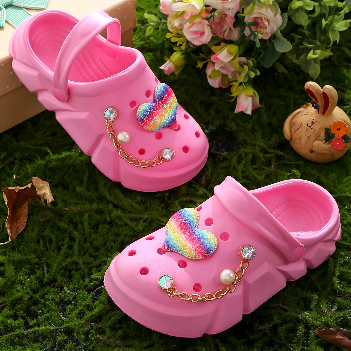 Casual girls clogs with heart decorations, quick-drying, lightweight and non-slip clogs, suitable for indoor and outdoor showers