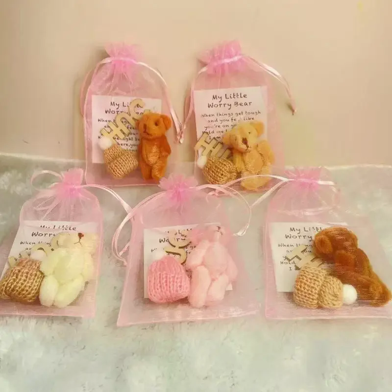 ニット帽とメッシュバッグ付きのミニぬいぐるみ、ピンクのリボン付きで完璧なクリスマスプレゼント