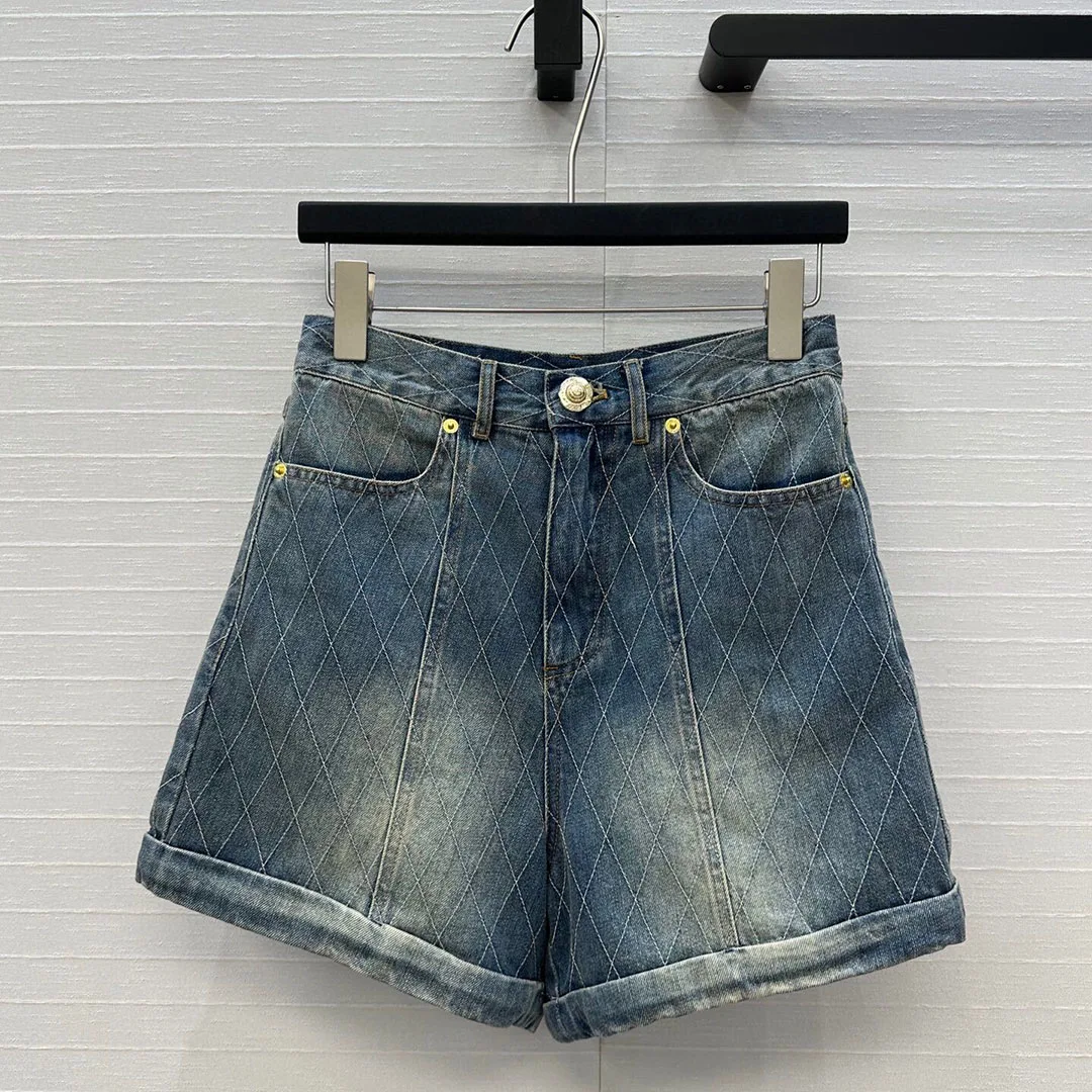 

2025 New Fashion Summer Argyle Stitch Washed Blue Denim Shorts Women Gold Button High Waist Pockets Vintage Streetwear Shorts
