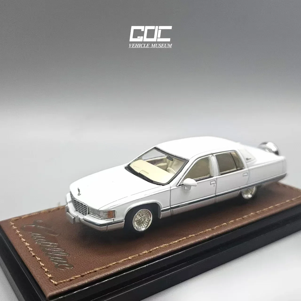 GOC 1:64 Fleetwood Pearl White  Diecast Model Car