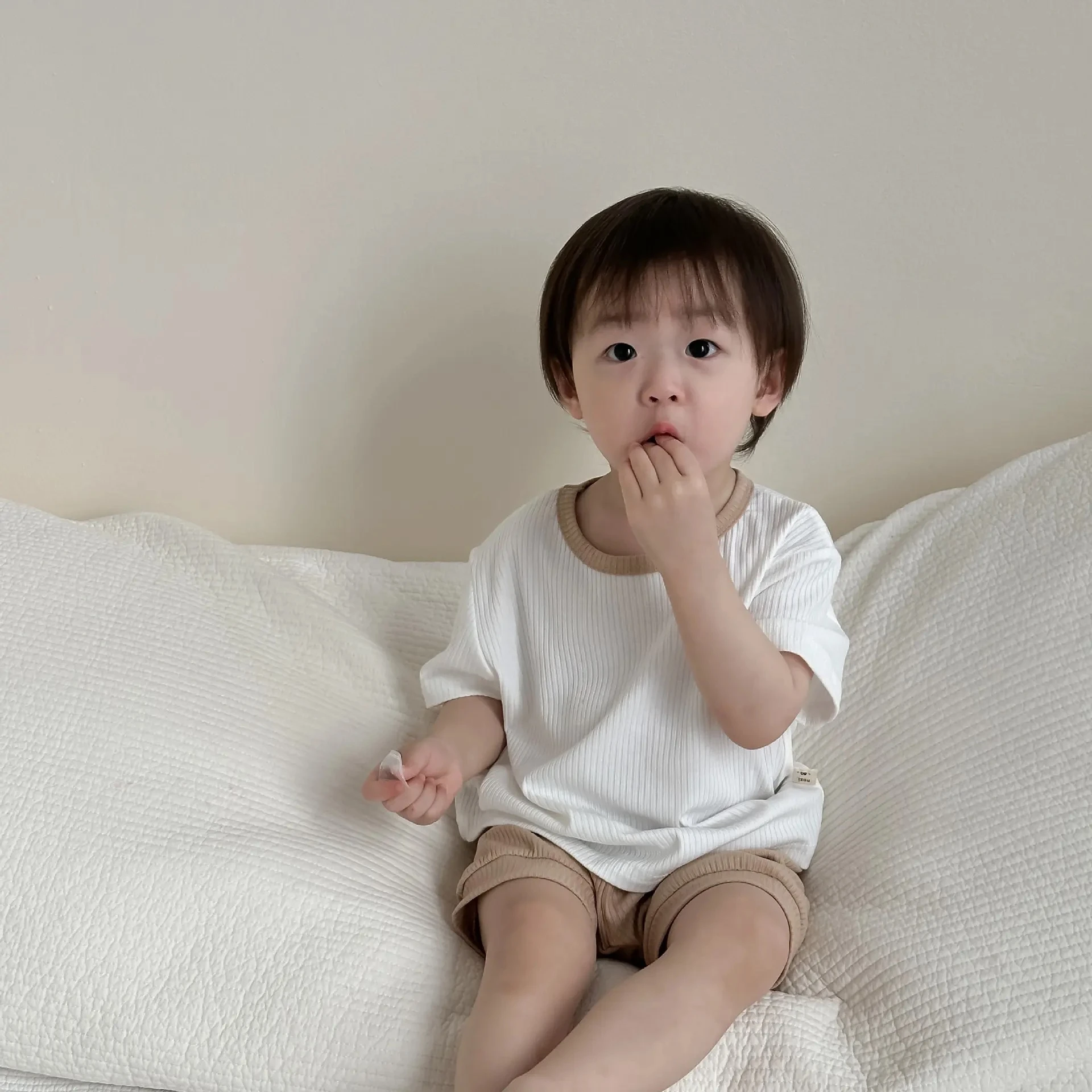 مجموعات الرضع ملابس الصيف قصيرة الأكمام السراويل 2 قطعة الطفل بلون التي شيرت + السراويل الاطفال رقيقة الجولة الرقبة تيز السراويل مجموعات لطيف