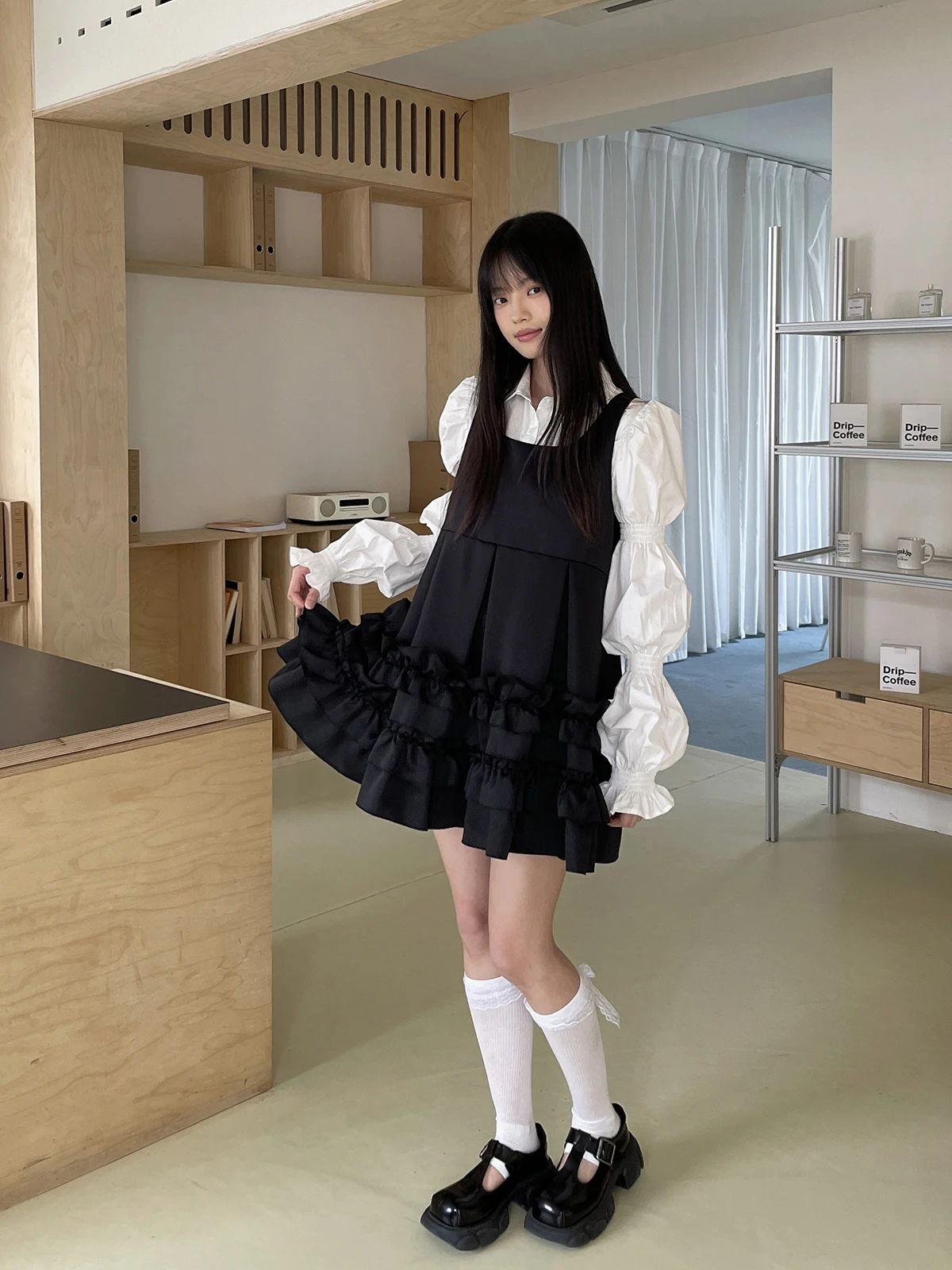 

Dirl Spring White Rose Design Long Sve Bubble Petal Све irt Молодежный тонкий деталь Прямой крой на пуговицах Женский...