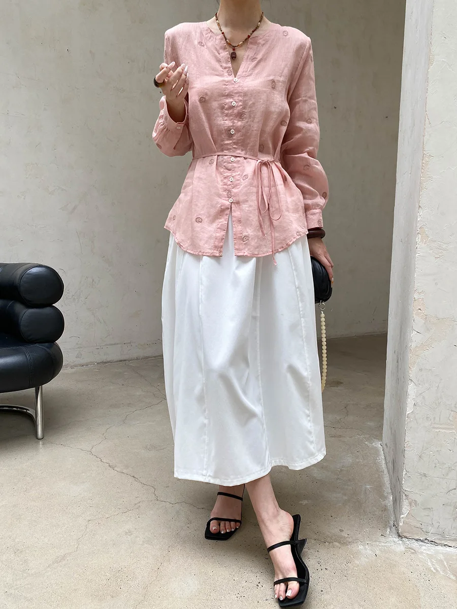 Sommerliches Damen-Shirt in unifarbenem V-Ausschnitt, locker geschnitten, mit Stickerei, für einen eleganten Look. – Detail 4