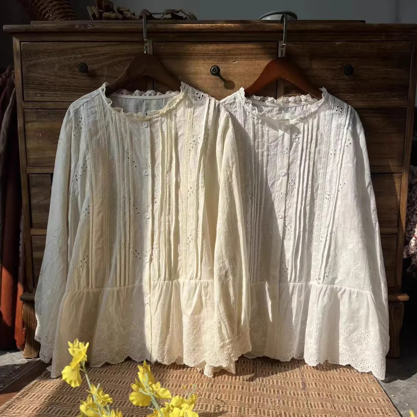 

Весенняя женская одежда 2026: японские модные блузки в стиле Mori Girl, белые и бежевые, с вышивкой и ажурными элементами, милые бохо-блузы