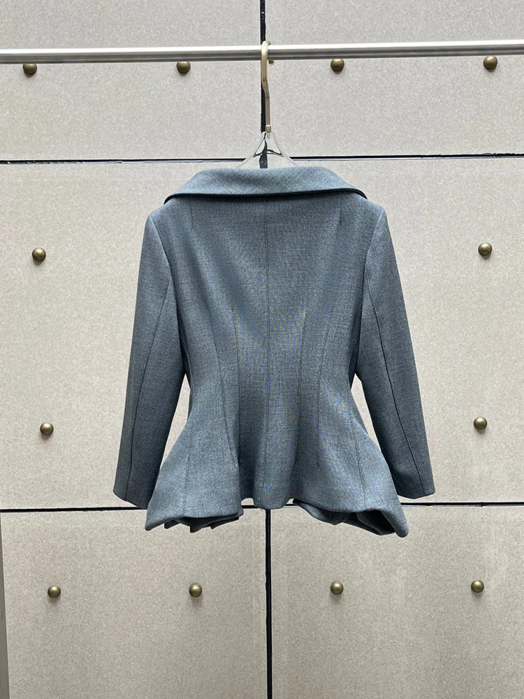 Wide-collar, waist-cinching structured blazer—new grey cropped women's jacket for Autumn/Winter 2026.