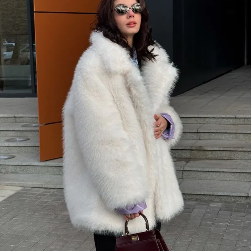 

2025 женская зимняя куртка из искусственного меха средней длины, негабаритная шуба из искусственного лисьего меха, теплая верхняя одежда с плюшевым мехом, утепленная пушистая куртка, топы