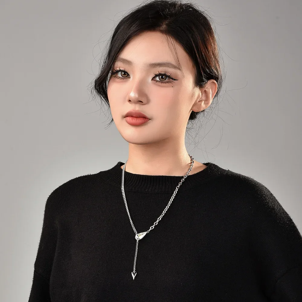 ティアドロップクリスタルネックレス、レディースファッショナブルなタッセル鎖骨チェーン、チェーンスプライシング、セーターチェーン