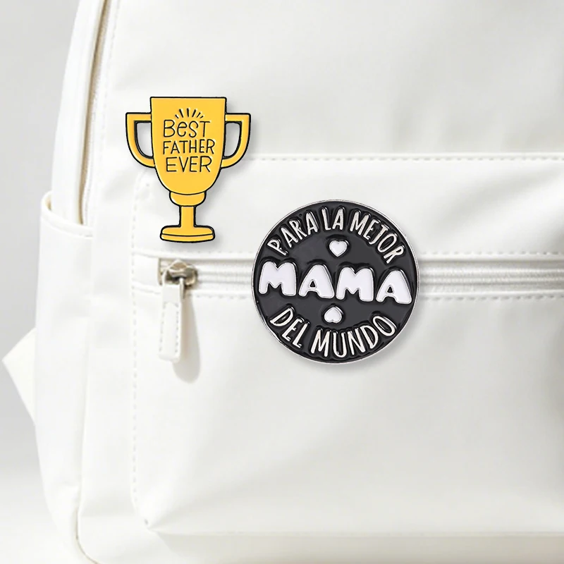 Pin de Esmalte Español 'Para la Mejor Mamá del Mundo' y 'El Mejor Papá del Mundo', Diseño en Forma de Trofeo Campeón, Joyería de Regalo para Padres
