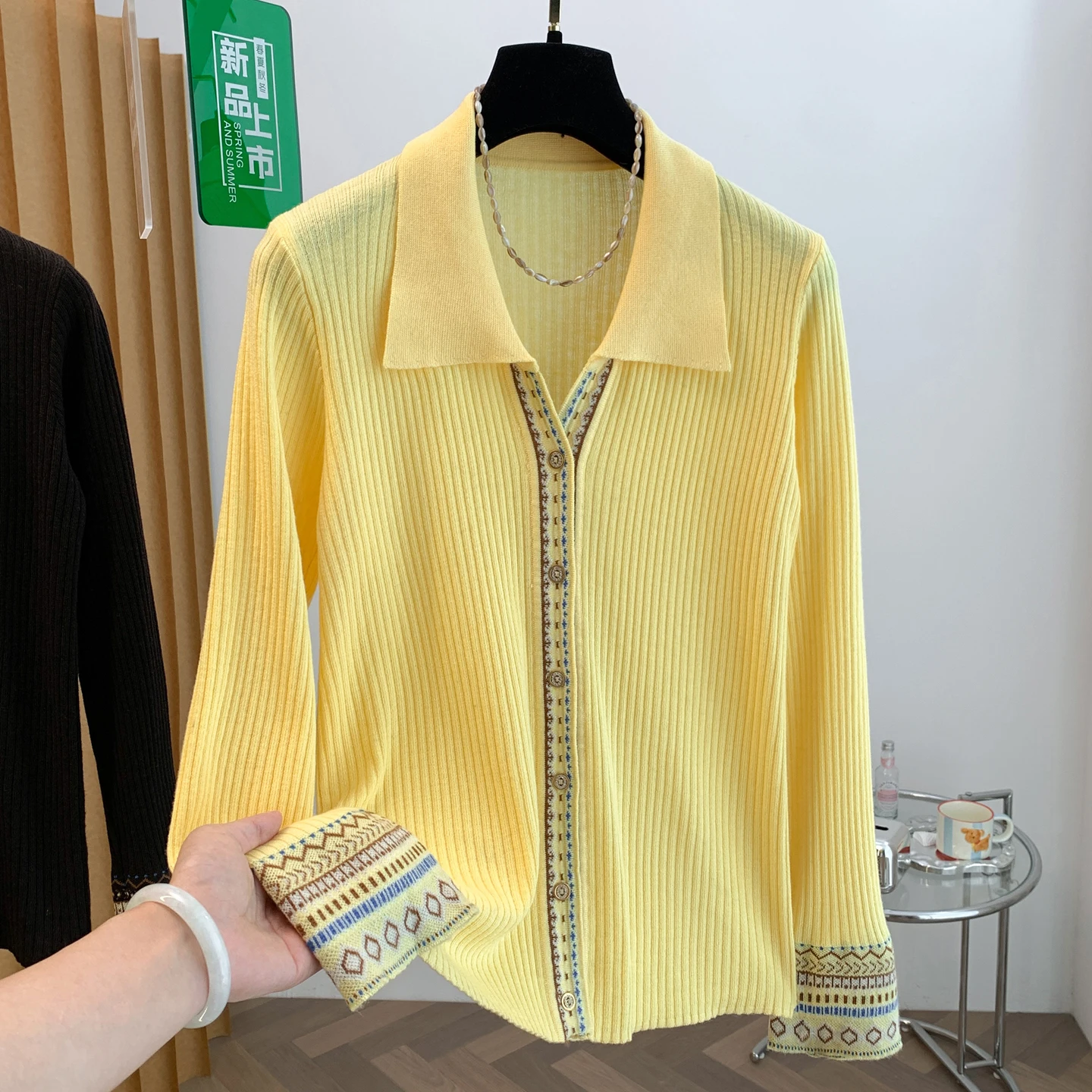 Retro Floral Knitwear Button up V-Neck Slimming Contrast Color Collar Open Cardigan Top for Women Autumn Casual Style