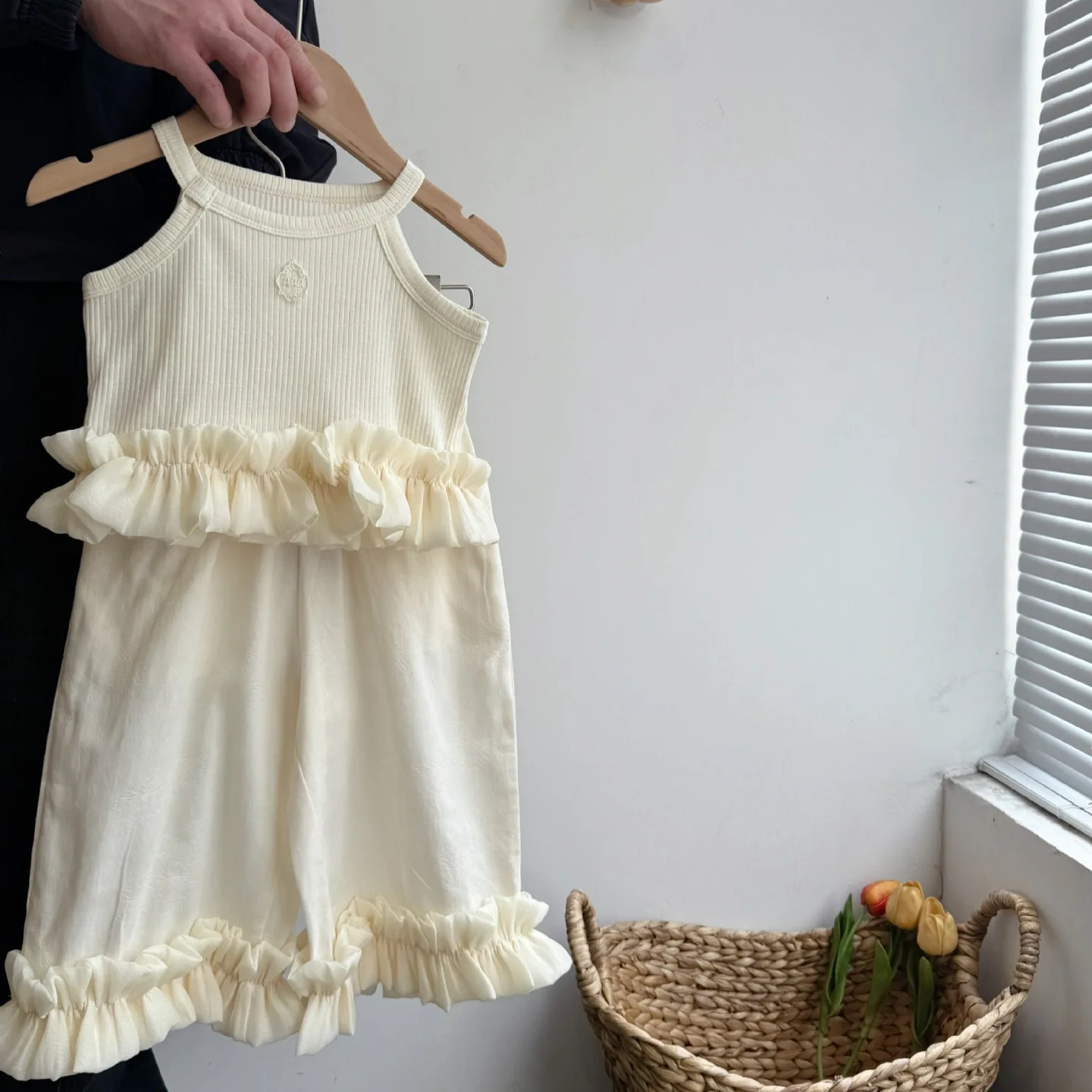 

Girls' Suit Summer 2025 New French Beige Vest Top Flower Foreign Style Summer Foreign Style Two-piece Set