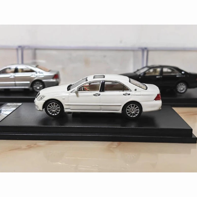 

DCM 1/64 CROWN 12-го поколения, модель автомобиля из сплава для взрослых, статическая коллекция, украшенные праздничными подарками, игрушки