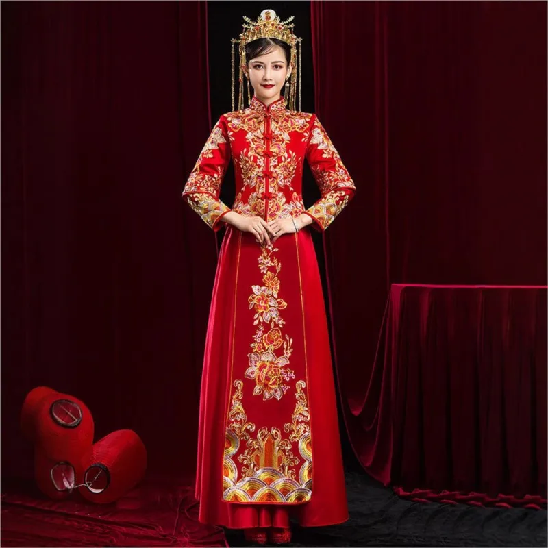 

Мужчина носил красивое свадебное платье с изображением дракона и феникса.