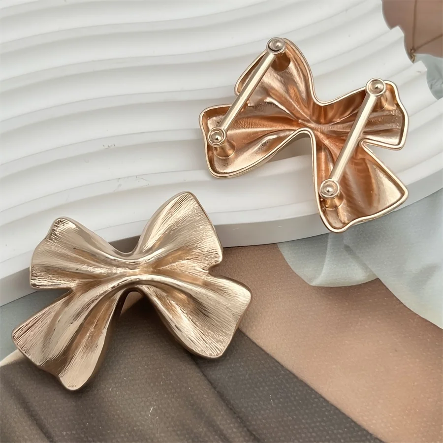 

2 bow scarf buckles, multi-functional shawl and bikini top buckle, suitable for swimwear, scarves, shawls fashion accessories, and can also be used as Mother's Day and birthday gifts