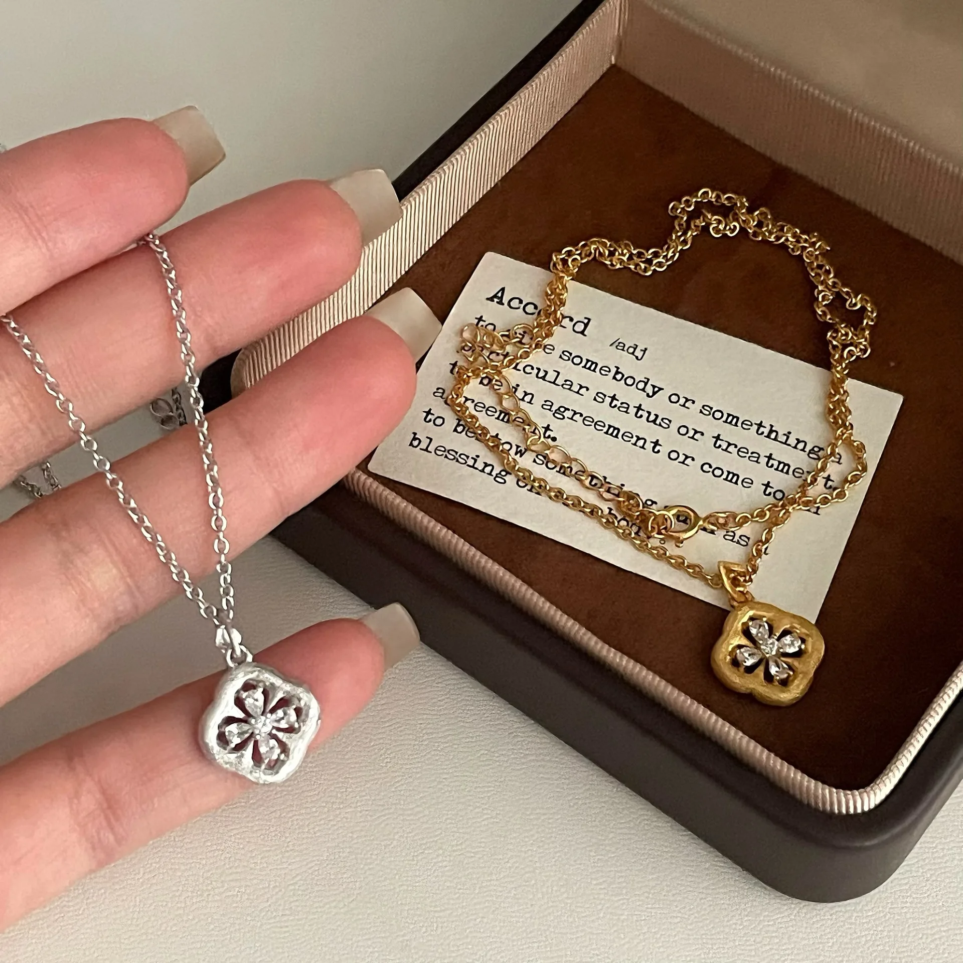 

S925 pure silver antique brushed flower, four leaf flower, fashionable light luxury necklace, light luxury, high-end, niche