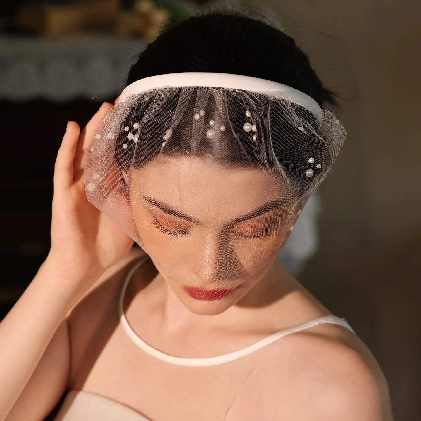 V512 European and American Style Bridal Veil, Handmade Half-Pearl Mesh White Headband, Evening Party Photo Shoot Headpiece