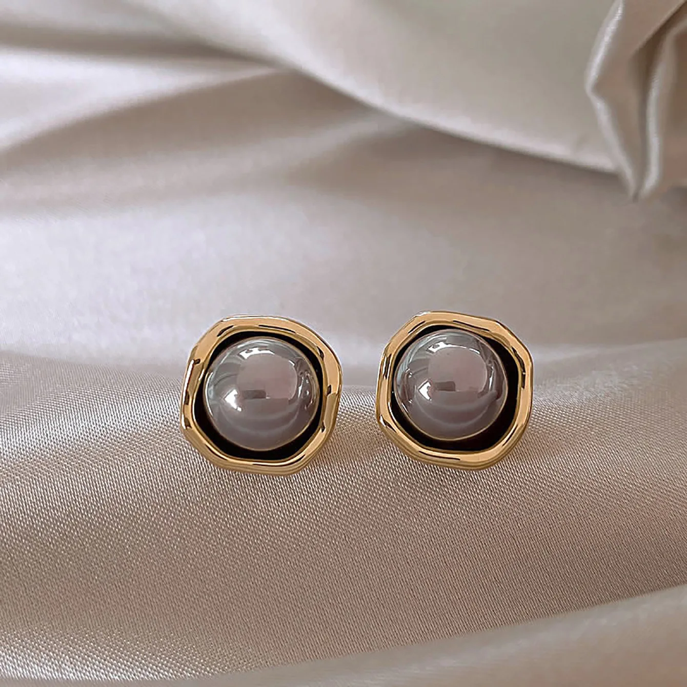 Vintage Classic Charm Gray Pearl Stud Earrings for Women Temperament Gold Color Geometry Korean Fashion Jewelry Accessories Gift