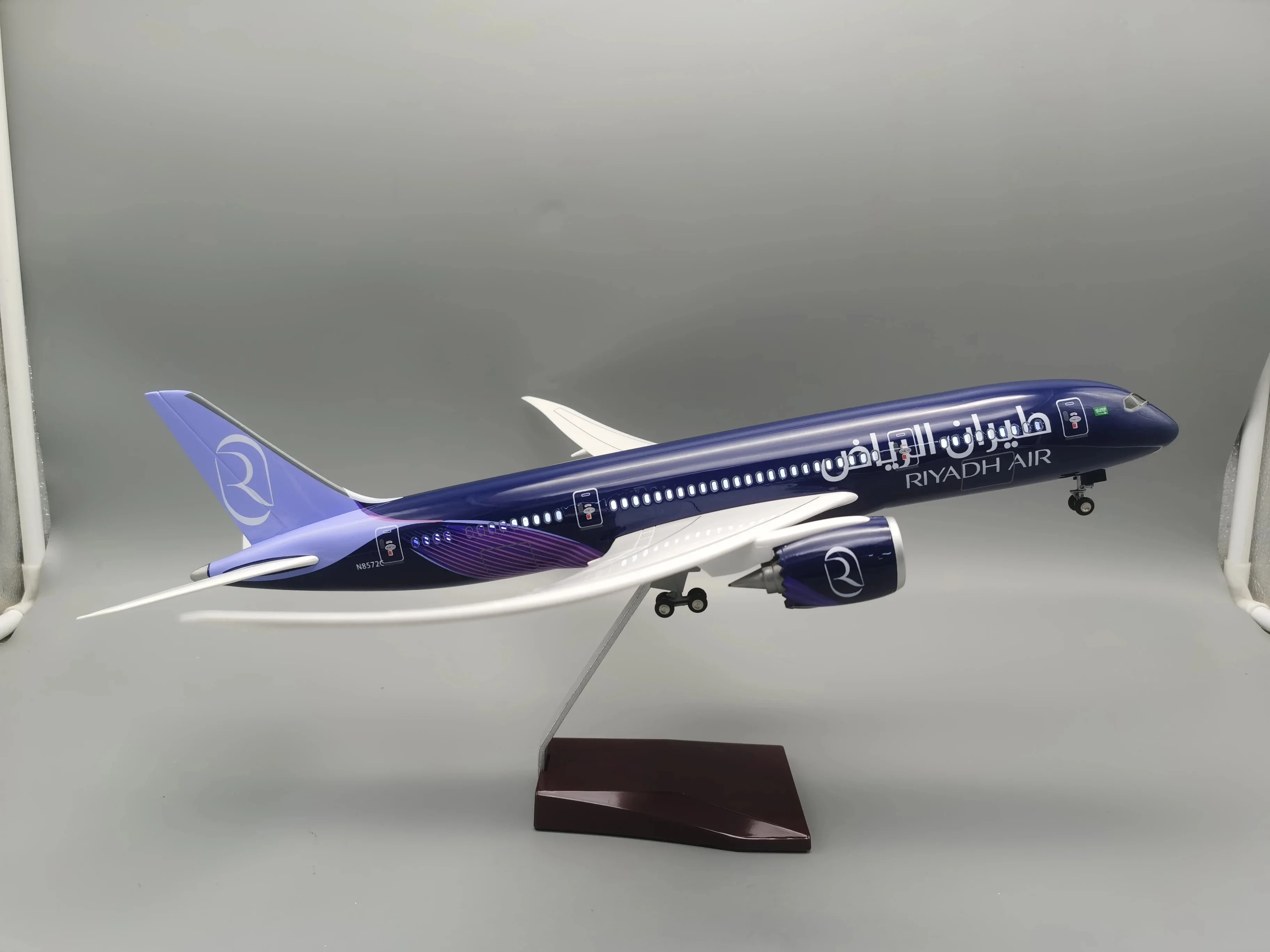 2024 New 43CM Plane B787 Riyadh Air Airline Airplane Resin Aircraft with Lights with LED Light for Collection or Gift