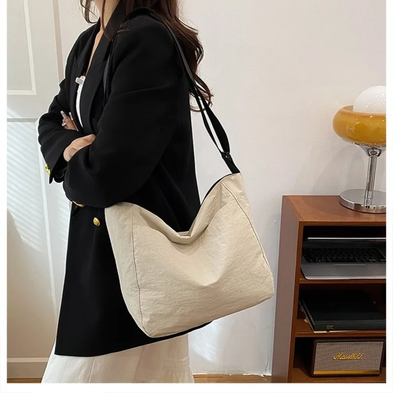 

Сумка для подгузников класса люкс, винтажная дизайнерская сумочка, элегантная кожаная сумка через плечо для женщин, стильная текстурированная сумка с большой вместимостью.